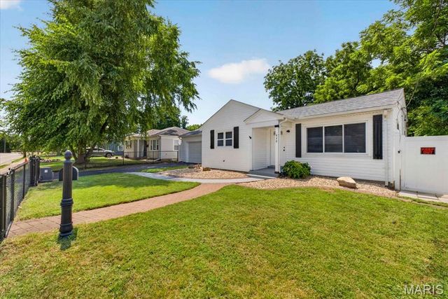 639 Royal Heights Road, Belleville, IL 62226