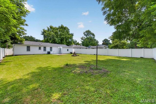 639 Royal Heights Road, Belleville, IL 62226