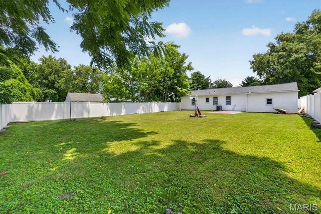 639 Royal Heights Road, Belleville, IL 62226