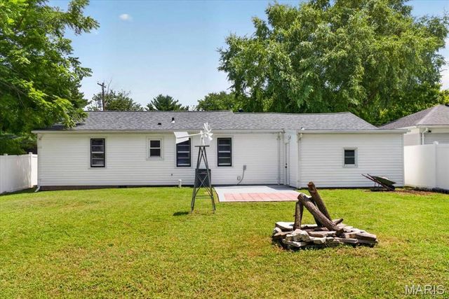 639 Royal Heights Road, Belleville, IL 62226