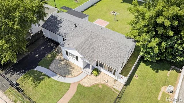 639 Royal Heights Road, Belleville, IL 62226