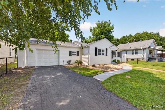 639 Royal Heights Road, Belleville, IL 62226