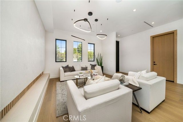 4919 Mammoth Avenue, Sherman Oaks, CA 91423