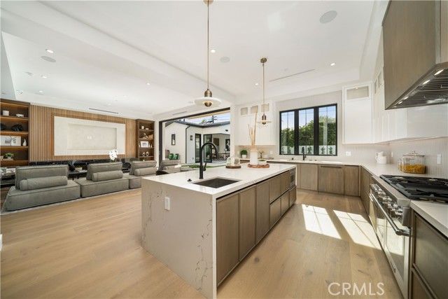 4919 Mammoth Avenue, Sherman Oaks, CA 91423