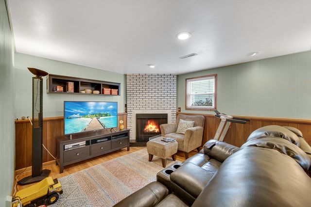 9544 Hawthorne Drive, Munster, IN 46321