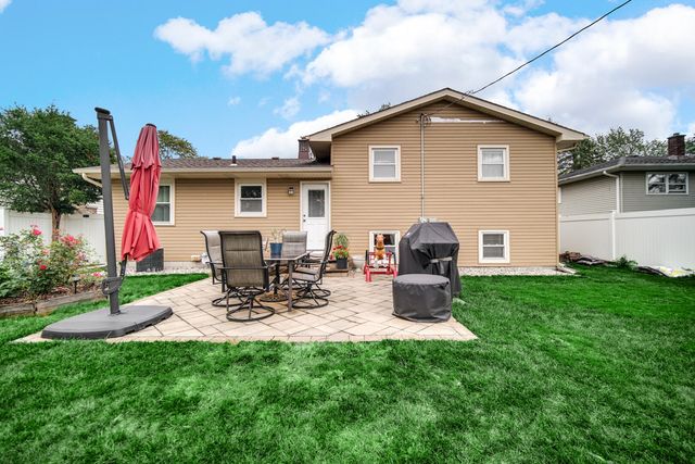 9544 Hawthorne Drive, Munster, IN 46321