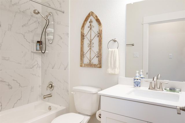 137 Big Leaf DR, Buda, TX 78610