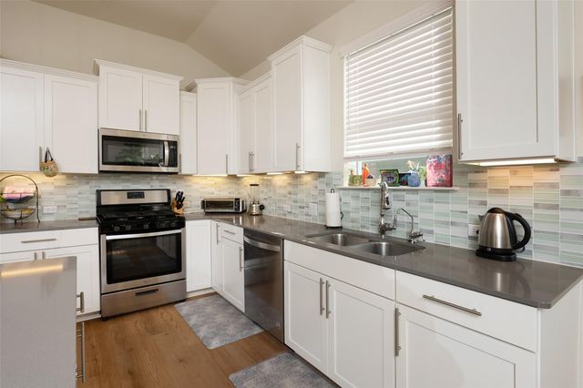 137 Big Leaf DR, Buda, TX 78610