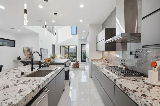 2824 Queens Courtyard Drive, Las Vegas, NV 89109