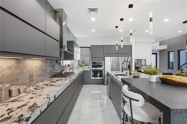 2824 Queens Courtyard Drive, Las Vegas, NV 89109