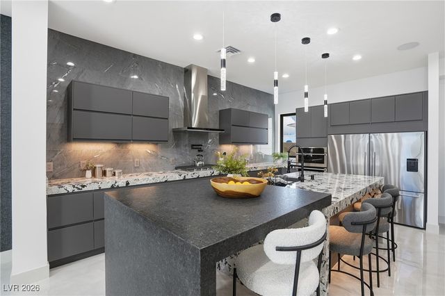 2824 Queens Courtyard Drive, Las Vegas, NV 89109