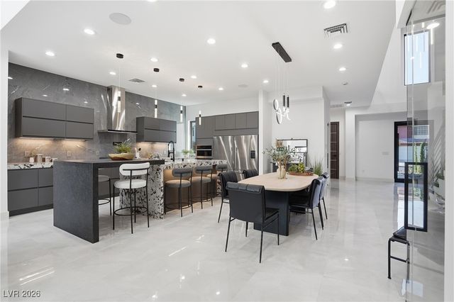 2824 Queens Courtyard Drive, Las Vegas, NV 89109