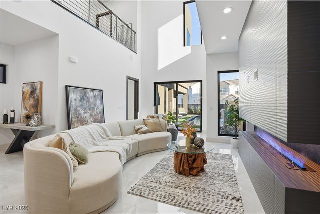 2824 Queens Courtyard Drive, Las Vegas, NV 89109