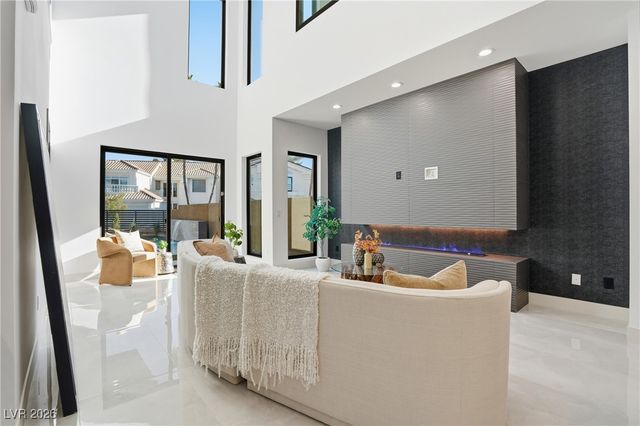 2824 Queens Courtyard Drive, Las Vegas, NV 89109