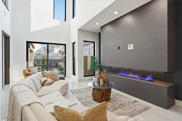 2824 Queens Courtyard Drive, Las Vegas, NV 89109