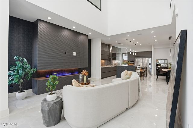 2824 Queens Courtyard Drive, Las Vegas, NV 89109