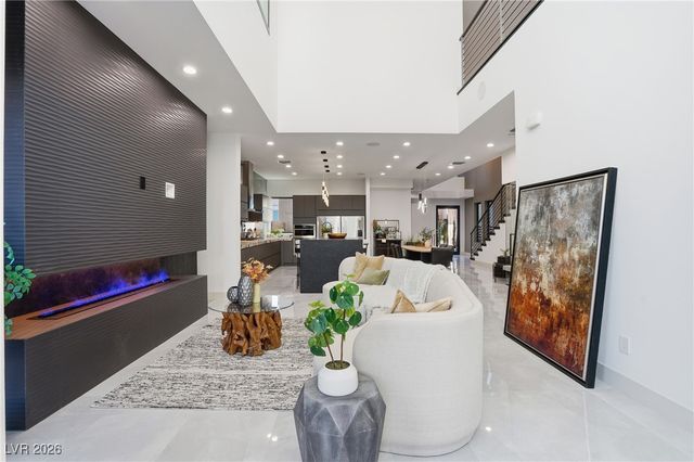 2824 Queens Courtyard Drive, Las Vegas, NV 89109