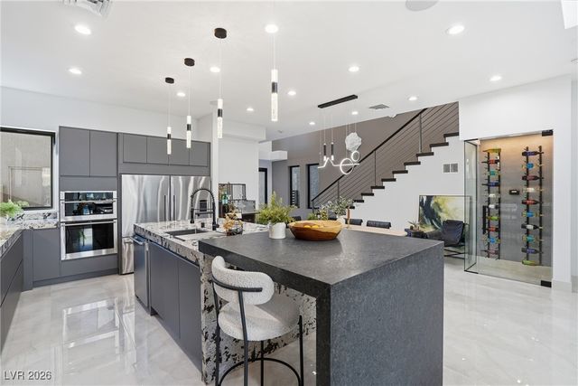 2824 Queens Courtyard Drive, Las Vegas, NV 89109