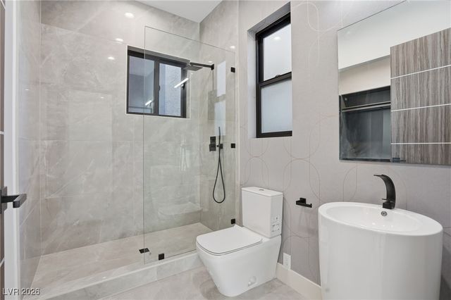 2824 Queens Courtyard Drive, Las Vegas, NV 89109