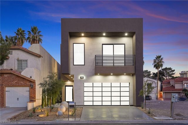 2824 Queens Courtyard Drive, Las Vegas, NV 89109