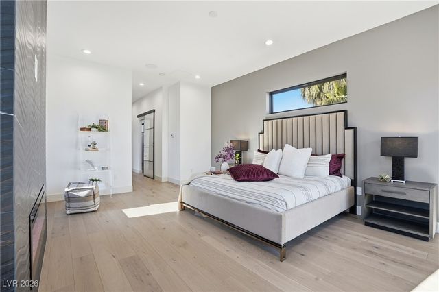 2824 Queens Courtyard Drive, Las Vegas, NV 89109