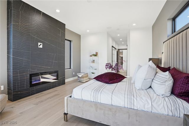 2824 Queens Courtyard Drive, Las Vegas, NV 89109