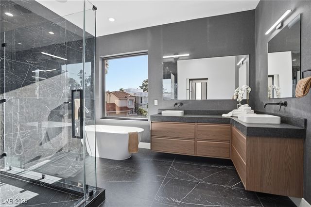 2824 Queens Courtyard Drive, Las Vegas, NV 89109