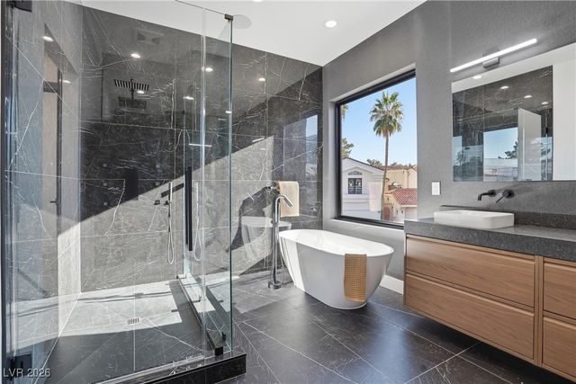 2824 Queens Courtyard Drive, Las Vegas, NV 89109