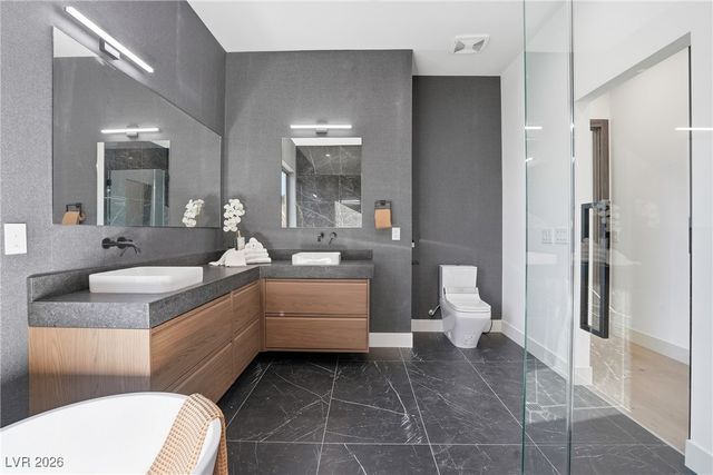 2824 Queens Courtyard Drive, Las Vegas, NV 89109