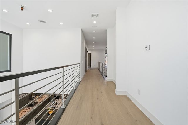 2824 Queens Courtyard Drive, Las Vegas, NV 89109