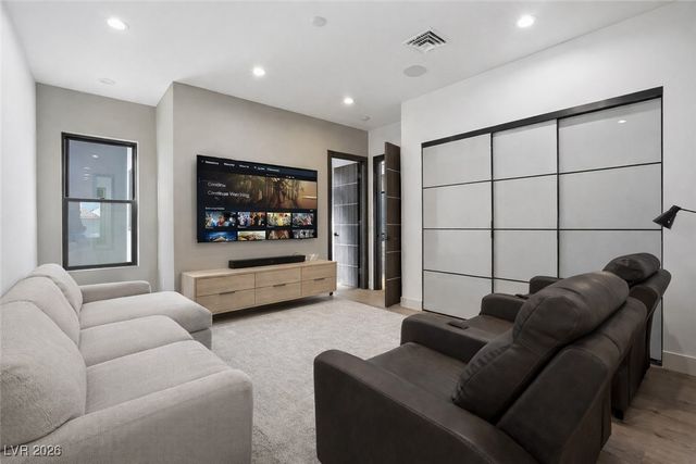 2824 Queens Courtyard Drive, Las Vegas, NV 89109