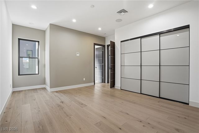 2824 Queens Courtyard Drive, Las Vegas, NV 89109