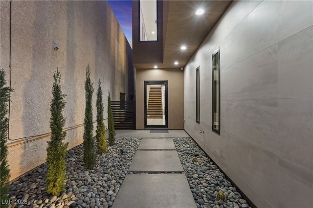 2824 Queens Courtyard Drive, Las Vegas, NV 89109