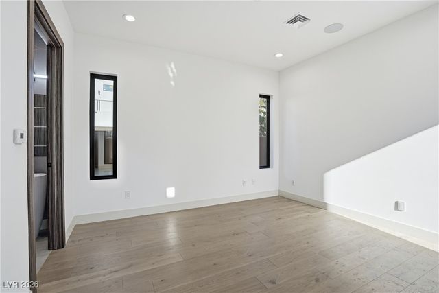 2824 Queens Courtyard Drive, Las Vegas, NV 89109