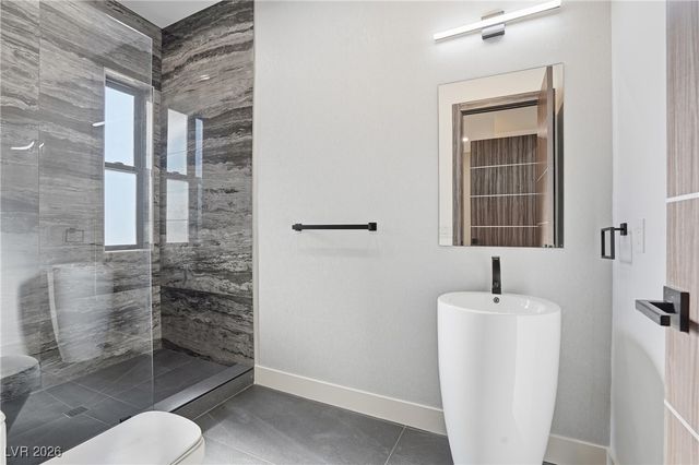 2824 Queens Courtyard Drive, Las Vegas, NV 89109