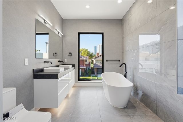 2824 Queens Courtyard Drive, Las Vegas, NV 89109