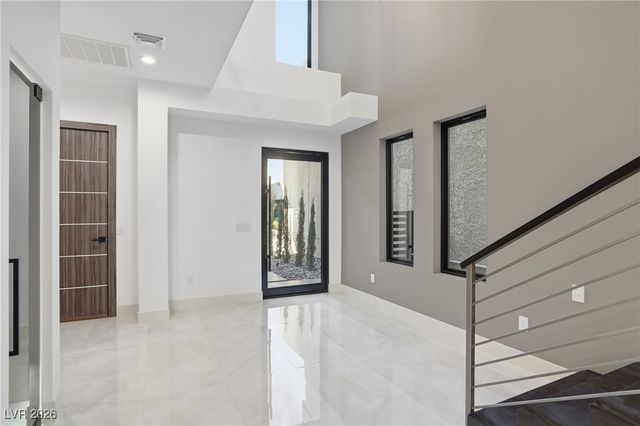 2824 Queens Courtyard Drive, Las Vegas, NV 89109