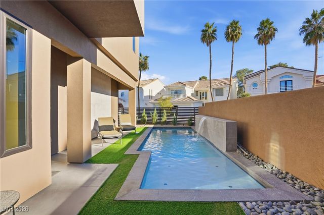 2824 Queens Courtyard Drive, Las Vegas, NV 89109