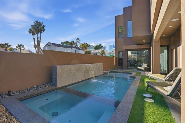 2824 Queens Courtyard Drive, Las Vegas, NV 89109