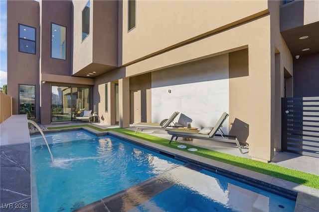 2824 Queens Courtyard Drive, Las Vegas, NV 89109