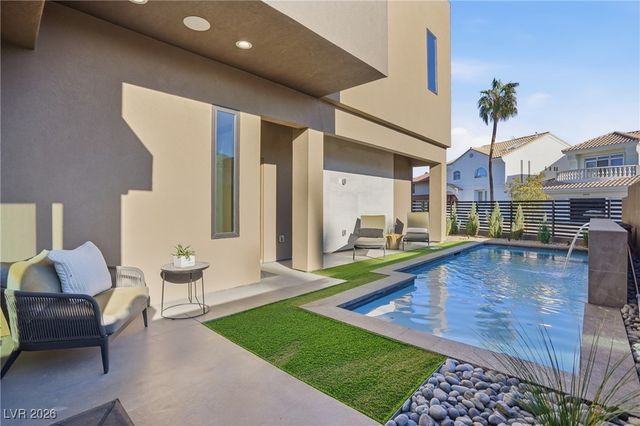 2824 Queens Courtyard Drive, Las Vegas, NV 89109