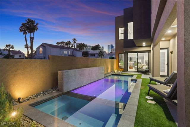 2824 Queens Courtyard Drive, Las Vegas, NV 89109