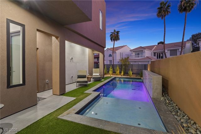 2824 Queens Courtyard Drive, Las Vegas, NV 89109