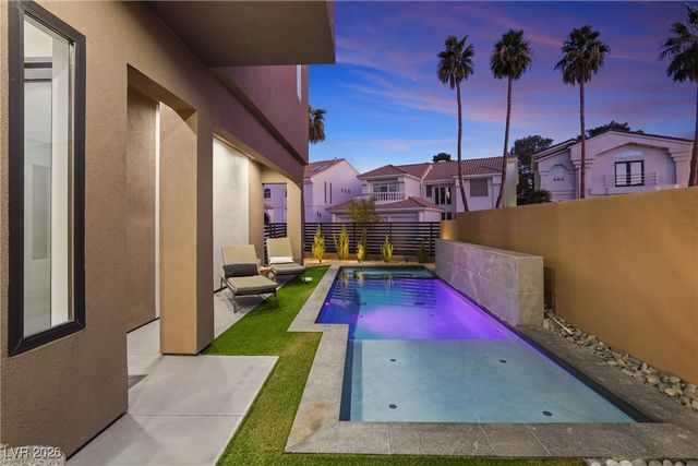 2824 Queens Courtyard Drive, Las Vegas, NV 89109