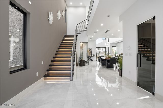 2824 Queens Courtyard Drive, Las Vegas, NV 89109