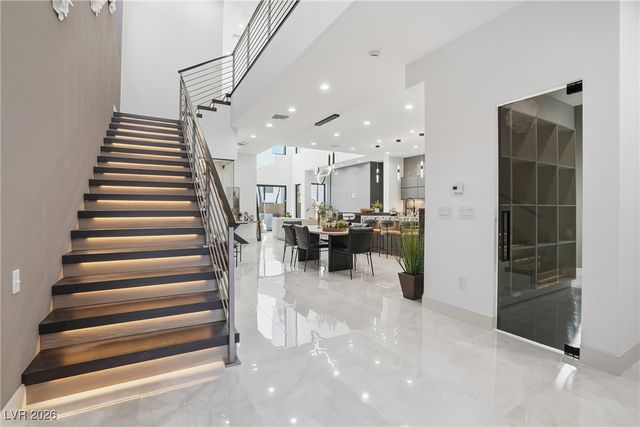 2824 Queens Courtyard Drive, Las Vegas, NV 89109