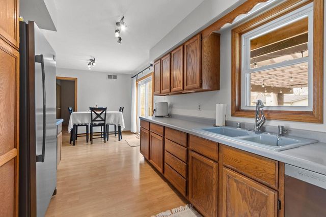 96 UNIVERSITY DRIVE, Fond Du Lac, WI 54935