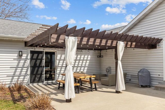 96 UNIVERSITY DRIVE, Fond Du Lac, WI 54935