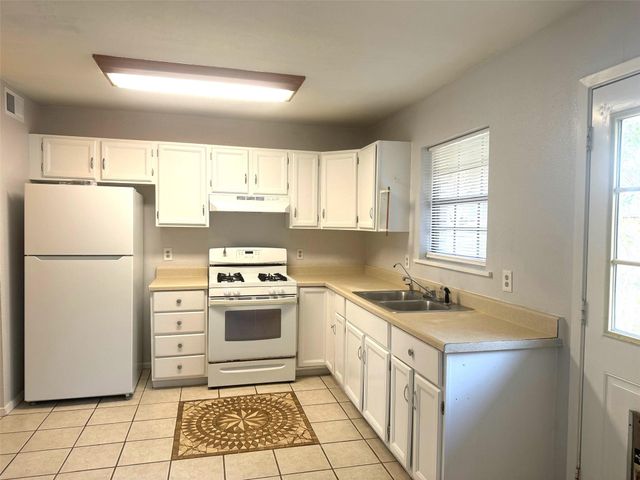 1307 Center ST, Lockhart, TX 78644