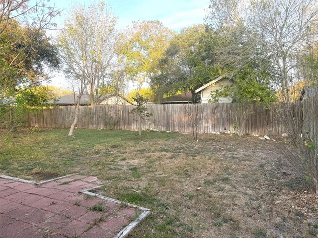 1307 Center ST, Lockhart, TX 78644